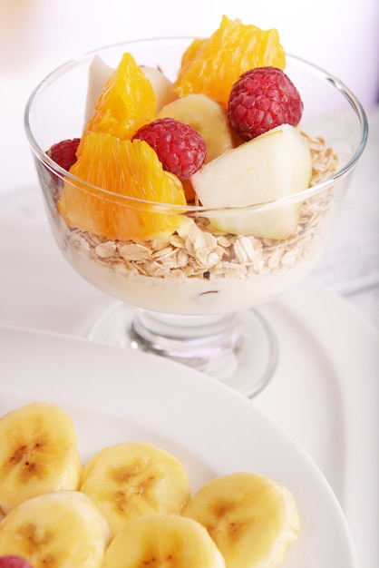 Muesli aux fruits et baies sur table sur fond gris