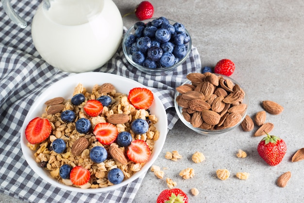 Muesli aux fruits rouges et une cruche de lait