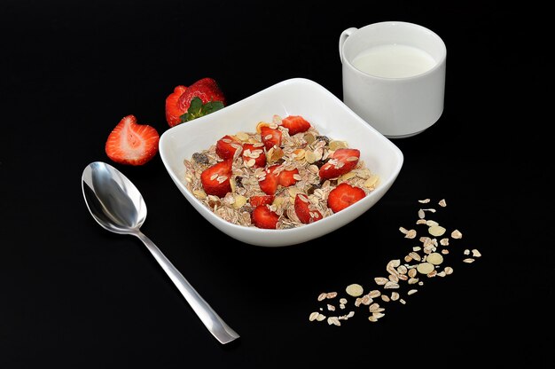 Muesli d'avoine aux fraises et au lait