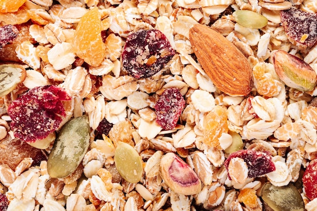 Muesli d'avoine aux noix, baies séchées et graines vue de dessus en gros plan