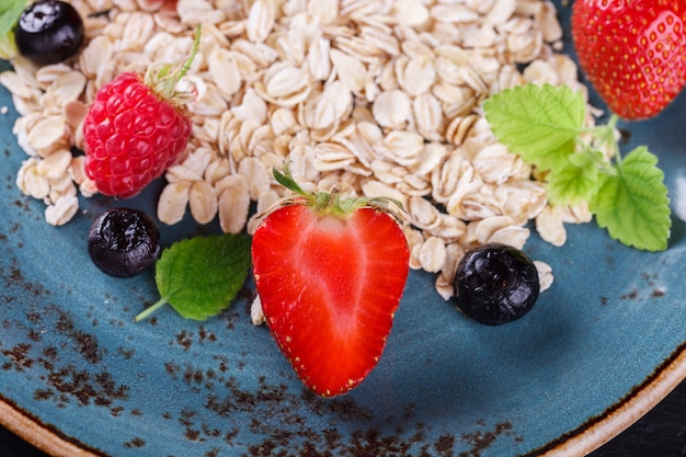 Muesli avec des baies fraîches et aiguiser. Petit déjeuner sain en été.