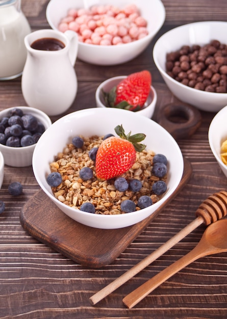 Muesli avec des baies fraîches et autres flocons et boules de maïs à la surface