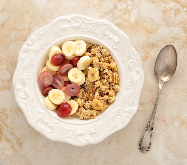 Muesli à la banane, raisins et lait. petit-déjeuner sain.