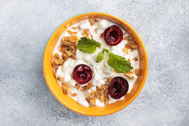 Muesli caillé de céréales aux cerises fraîches