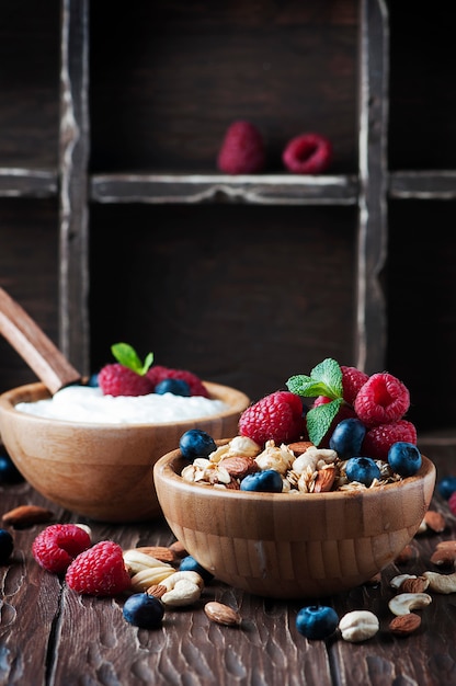 Muesli maison aux fruits rouges et noix