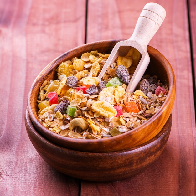 Muesli Maison Aux Noix Et Fruits Confits Sur La Table En Bois.