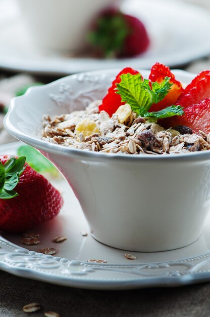 Muesli maison à la fraise et à la menthe