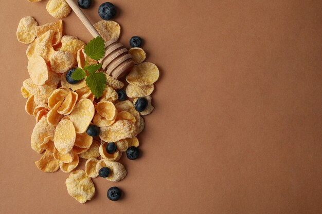 Muesli, myrtille, louche et menthe sur fond marron