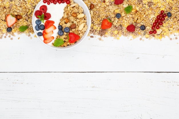 Photo muesli petit déjeuner fruits yaourt fraises céréales fond bol vue de dessus