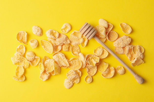 Muesli savoureux et louche sur jaune