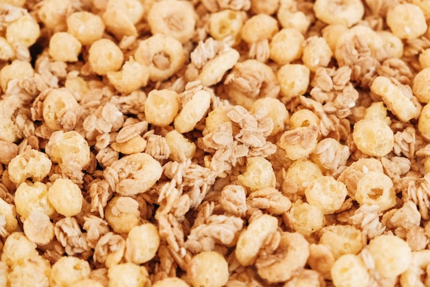 Muesli sec avec cornflakes noix et raisins secs comme fond de texture