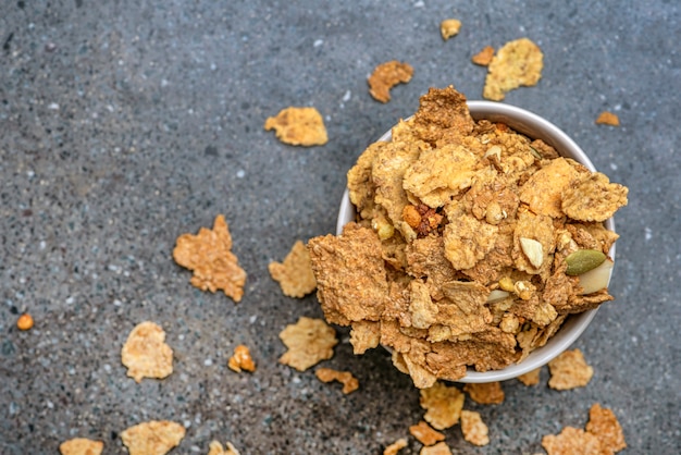 Muesli sec dans une soucoupe sur fond de table en pierre aliments sains et petit-déjeuner diététique léger ...