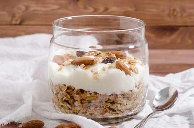 Muesli Avec Yaourt Naturel, Noix Et Fruits Secs Dans Un Bocal En Verre