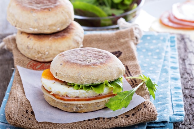 Muffin anglais avec oeuf pour le petit déjeuner