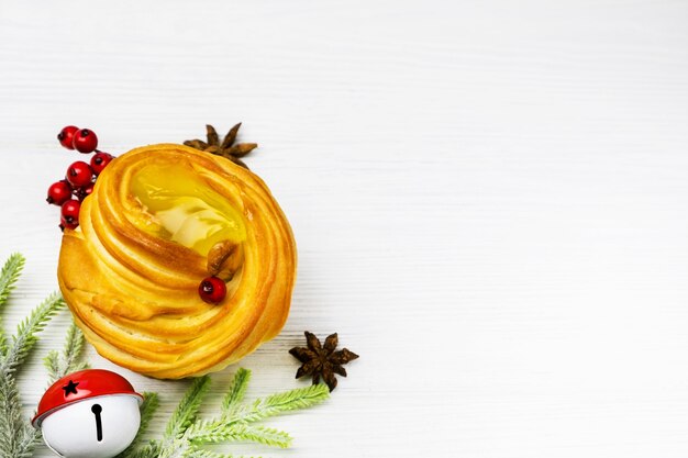 Muffin appétissant avec des décorations de fête de Noël, ustensiles de cuisson sur table blanche en bois