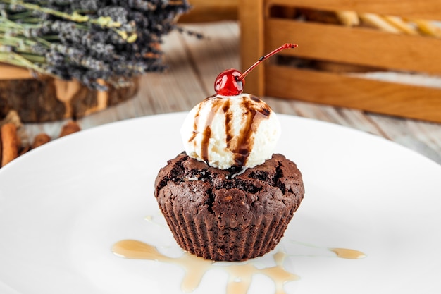 Muffin au chocolat avec une boule de glace