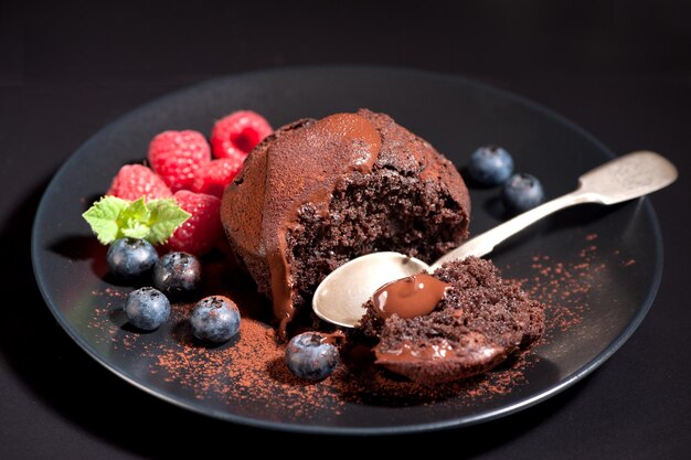 Muffin au chocolat avec crème au chocolat et baies