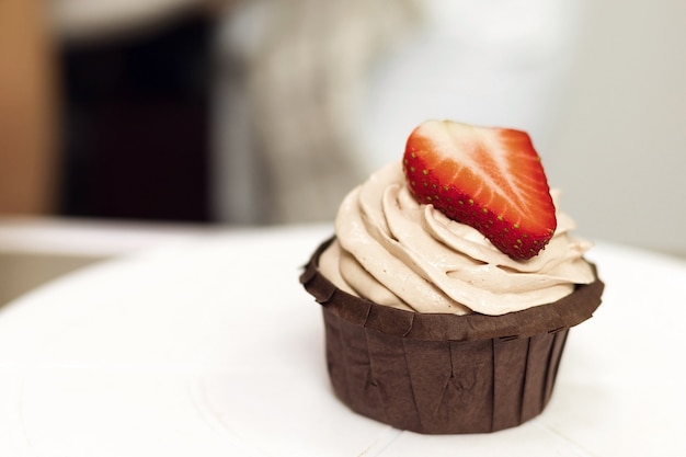 Muffin au chocolat avec crème et baies