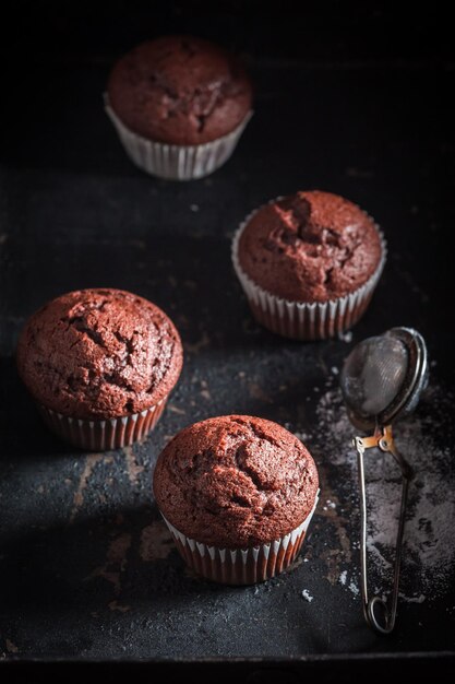 Muffin au chocolat délicieux et fait maison avec du sucre semoule
