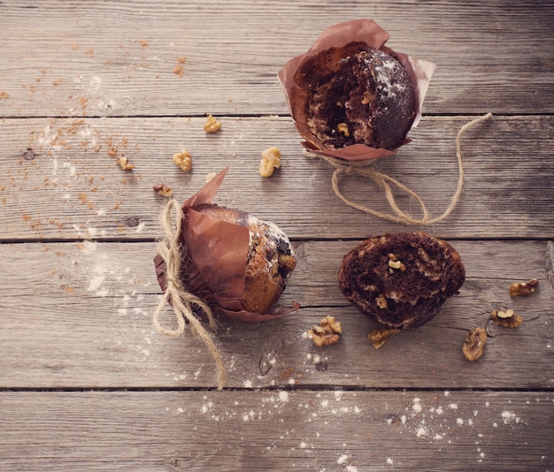 Muffin au chocolat sur fond de bois