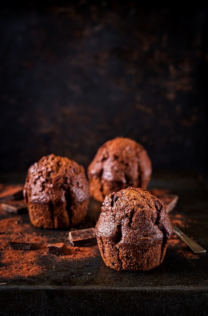 Muffin au chocolat sur fond sombre.