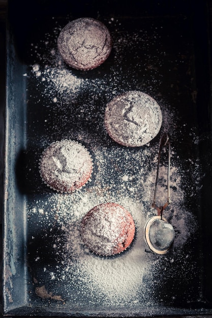 Muffin au chocolat frais et savoureux avec du sucre semoule