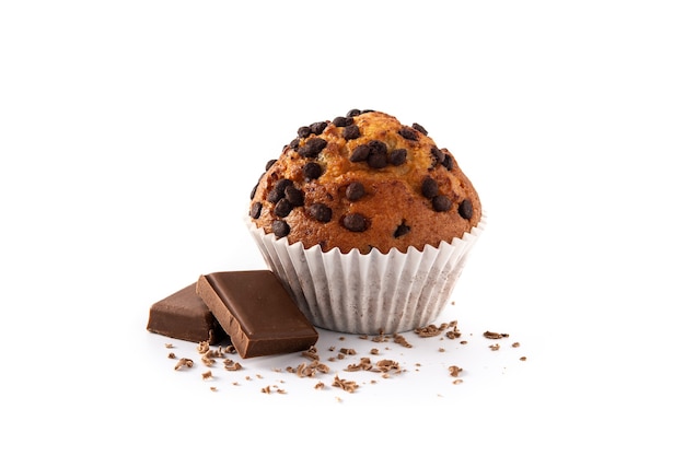 Muffin au chocolat juste cuit au four isolé sur fond blanc