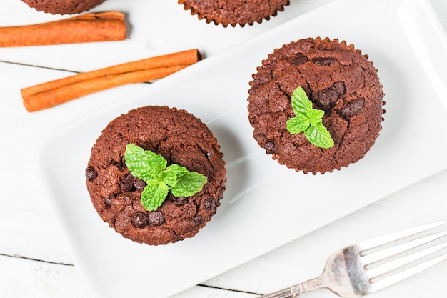 Muffin au chocolat avec menthe sur une table en bois