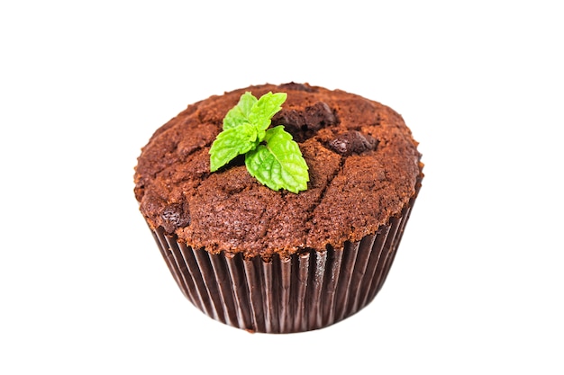 Muffin au chocolat avec menthe sur une table en bois