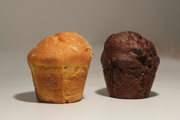 muffin au chocolat sur un plan macro blanc