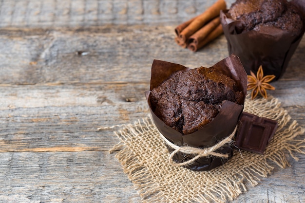 Muffin au chocolat sur une surface en bois.