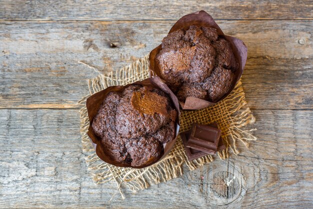 Muffin au chocolat sur une surface en bois.