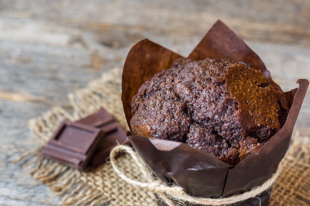 Muffin au chocolat sur une surface en bois.