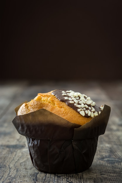 Muffin au chocolat sur une table en bois rustique