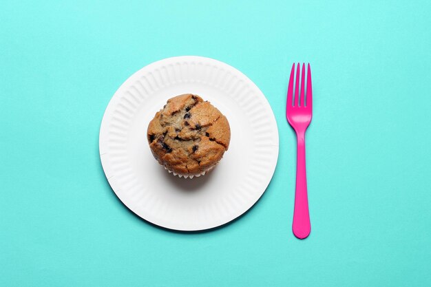 Muffin aux bleuets avec assiette en carton