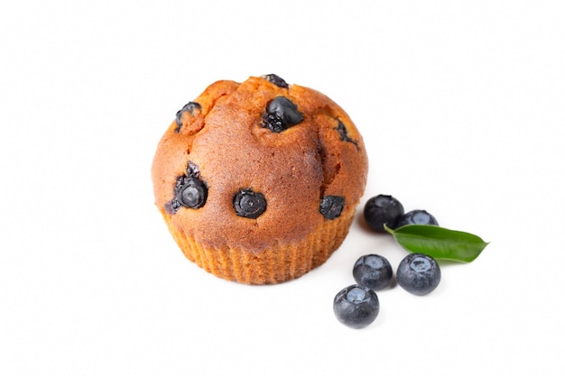 Muffin aux bleuets savoureux sur fond blanc