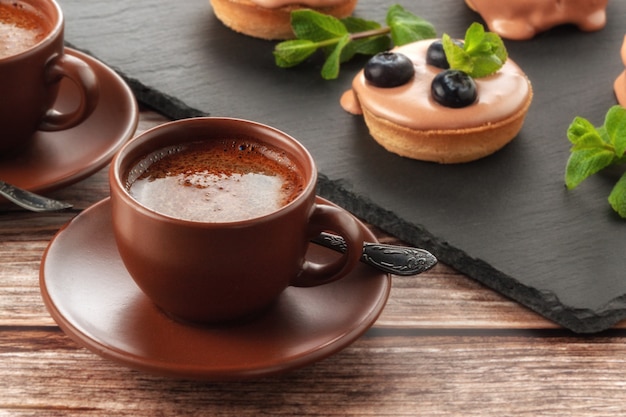 Muffin aux fruits aux baies et tasse de café