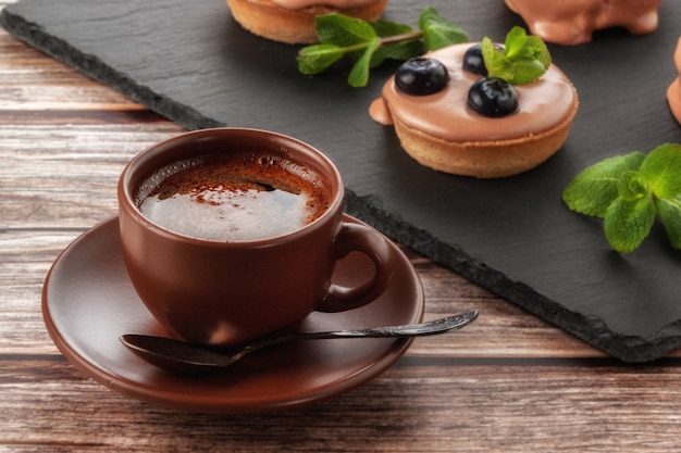 muffin aux fruits avec des baies et une tasse de café