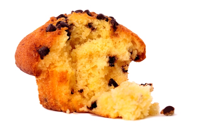 Muffin aux pépites de chocolat isolé sur blanc.