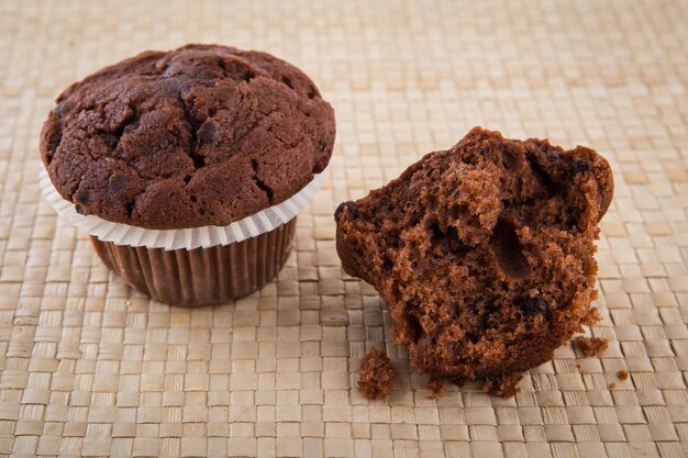 Muffin aux pépites de chocolat sur table en bois