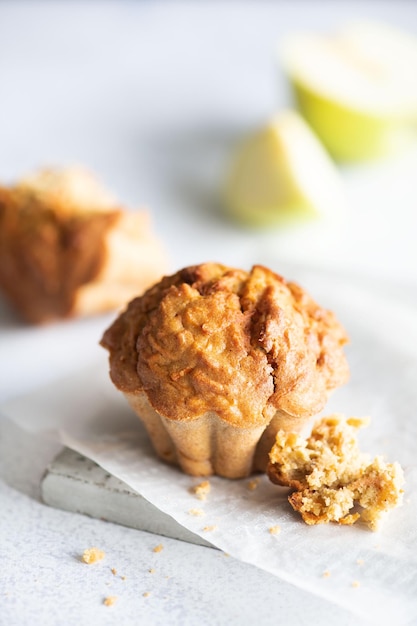 Photo un muffin avec une bouchée retirée