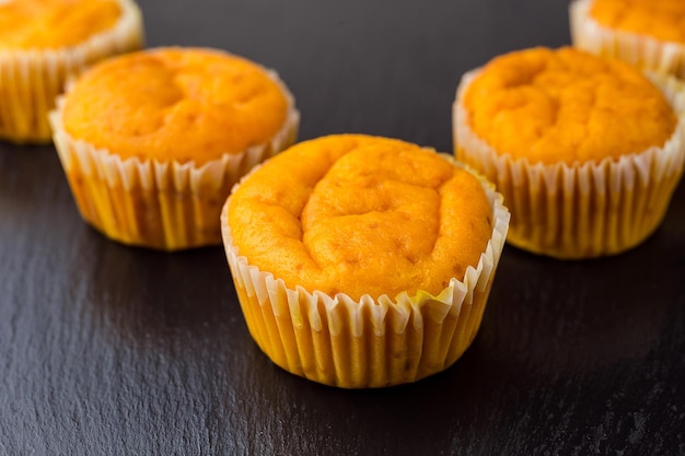 Muffin à la citrouille d'automne sain fait maison prêt à manger