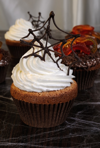 Muffin à la crème fouettée et aux toiles d'araignée au chocolat