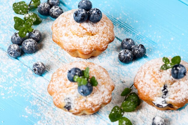 Muffin cuit au four avec myrtilles, baies fraîches, sucre en poudre