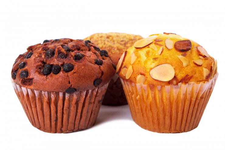 Photo muffin frais tasse gâteaux isolé fond blanc