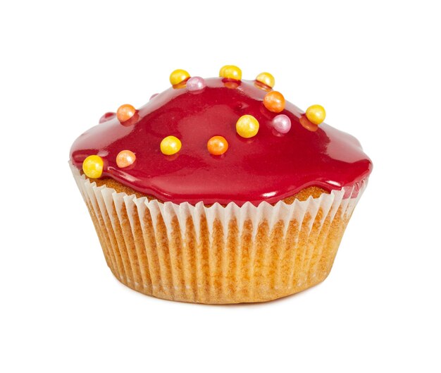 Muffin avec glaçage brillant rouge et saupoudrer de couleur isolé sur fond blanc