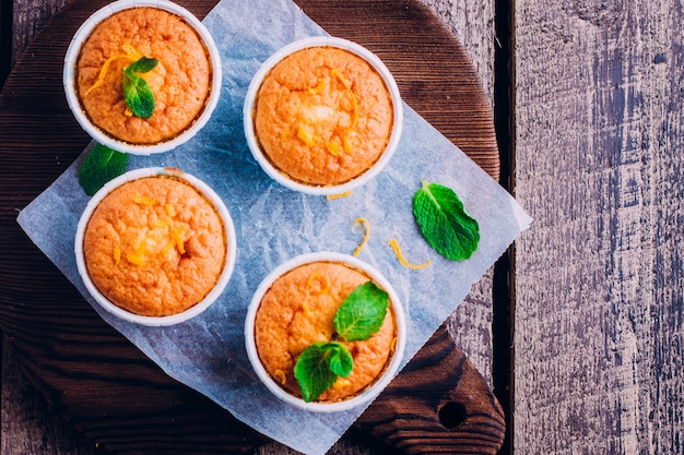 Muffin orange maison fraîche sur la table en bois