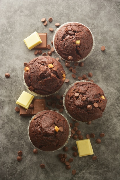 Muffin pépites de chocolat avec barre de chocolat.