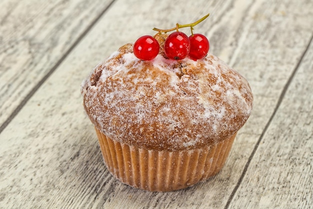 Muffin sucré et savoureux aux groseilles rouges