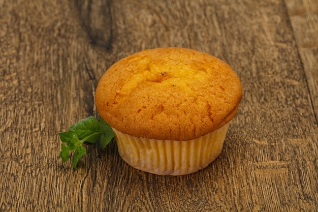 Muffin sucré et savoureux servi à la menthe